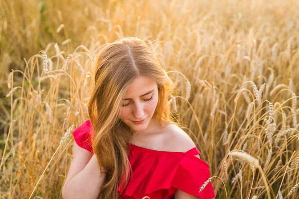 Mooie jonge vrouw buitenshuis. Geniet van de natuur. Meisje in het veld — Stockfoto