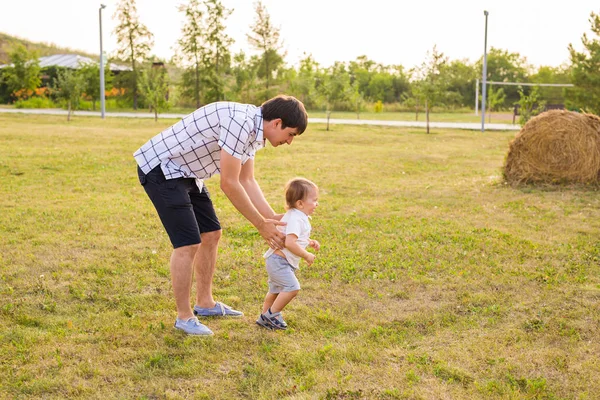 Papá e hijo caminan divirtiéndose en el día de verano — Foto de Stock