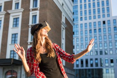 Sanal gerçeklik gözlükleri şehrin kadınla