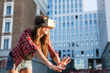 Sanal gerçeklik gözlükleri şehrin kadınla