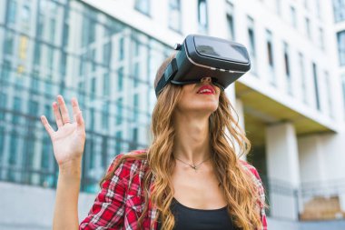 VR dışında kullanan genç güzel kadın