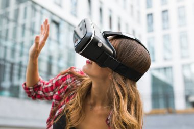 Sanal gerçeklik gözlükleri şehrin kadınla