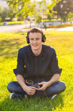parkta genç adam müzik dinlemek