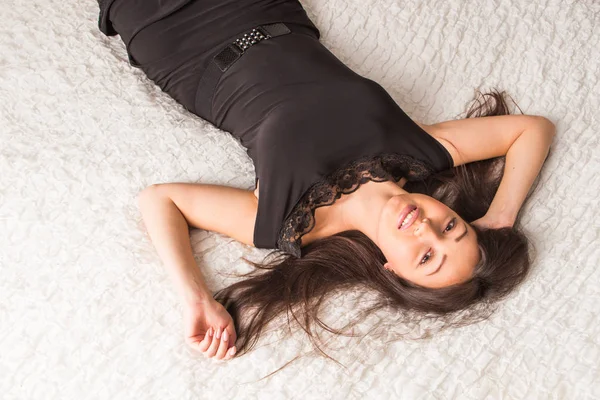 Sexy Glamour-Frau in elegantem schwarzen Kleid im Luxus-Schlafzimmer — Stockfoto