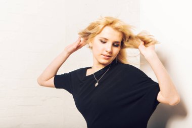 Çok güzel sarışın kadın portresi. Güzellik, moda.