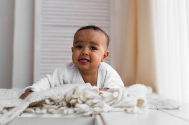 Gülen karışık yarış bebek çocuk evde karın üzerinde yalan