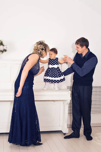 Mãe e pai felizes com sua filha bebê — Fotografia de Stock