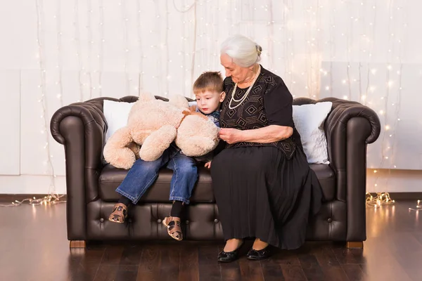 Portret szczęśliwy stara babcia i jej wnuk, przytulanie — Zdjęcie stockowe