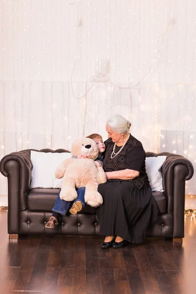 Retrato de feliz velha avó e seu neto abraçando — Fotografia de Stock