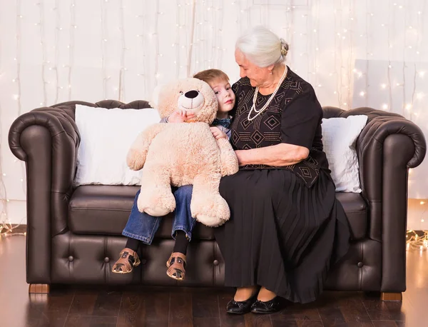 Portrét šťastný stará babička a její vnuk objímání — Stock fotografie