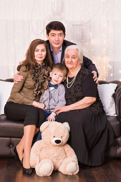 Multi generace rodina sedí na pohovce — Stock fotografie