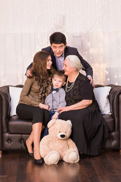 Multi generace rodina sedí na pohovce — Stock fotografie