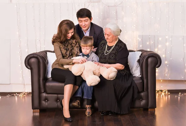 Multi Geração Família Sentado no sofá — Fotografia de Stock