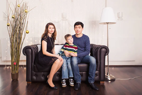 Atraktivní rodina s dětmi v pokoji — Stock fotografie