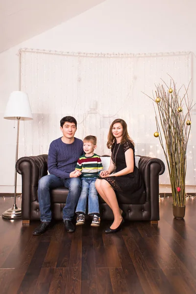 Belo retrato de família relaxante na sala de estar em casa — Fotografia de Stock