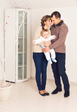 Mutlu anne ve baba bebek oğulları ile