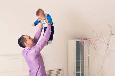 Mutlu aile baba oğulu oynayan bebek çocuk