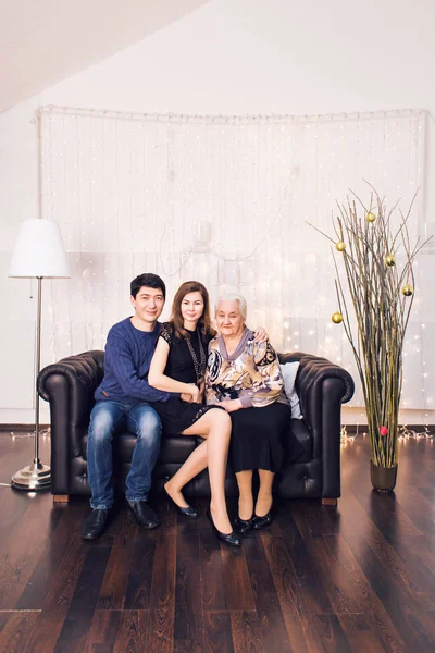 Belo retrato de família relaxante na sala de estar em casa — Fotografia de Stock