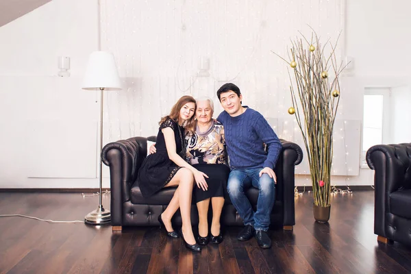 Belo retrato de família relaxante na sala de estar em casa — Fotografia de Stock