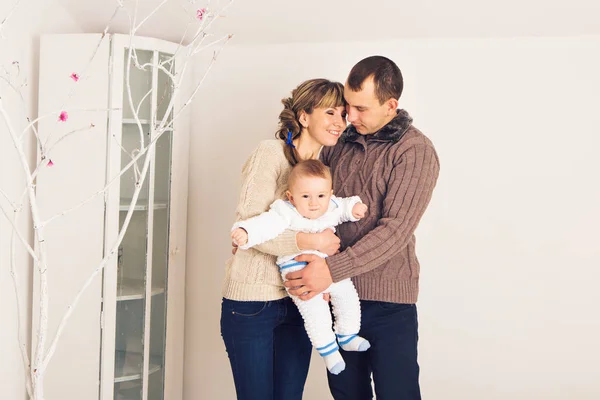 Mãe e pai felizes com seu filho bebê — Fotografia de Stock