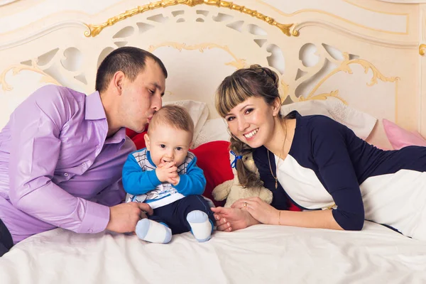 Mutlu anne ve baba bebek oğulları ile — Stok fotoğraf