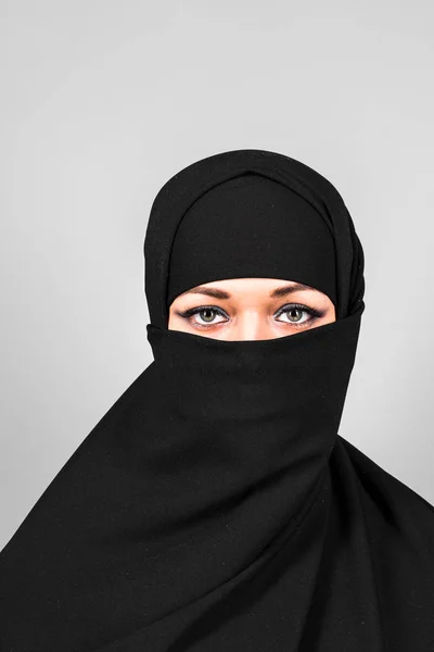 Bella donna mediorientale in niqab velo tradizionale — Foto Stock