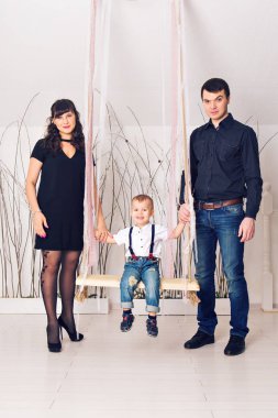 Genç şirin mutlu modern aile, anne baba oğul