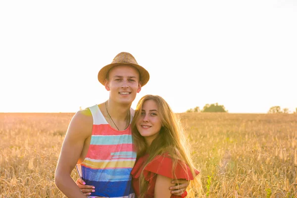 Портрет романтической пары обнимает в поле — стоковое фото