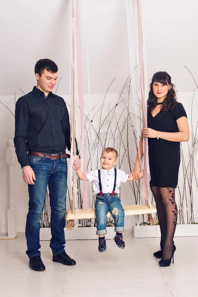 Młoda rodzina szczęśliwy w domu: matka, ojciec i syn — Zdjęcie stockowe