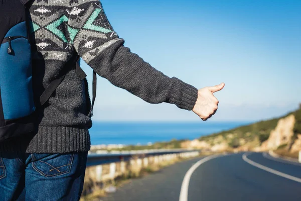 Viaje por carretera, viaje, gesto y concepto de personas - autoestopista detener el coche con pulgares hacia arriba señal de mano — Foto de Stock