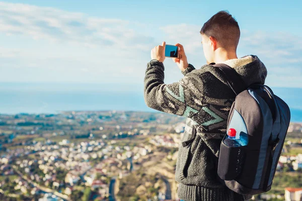 Fotoğraf şehrin smartphone ile seyahat adam. — Stok fotoğraf