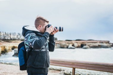 Sahilde genç fotoğrafçı