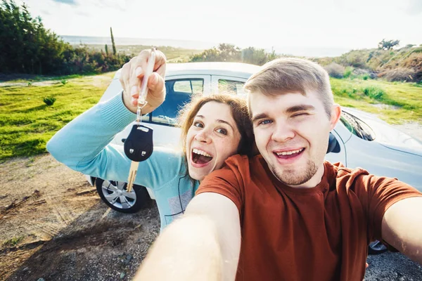 Mladý pár legrační s klíči na nové auto v přírodě — Stock fotografie