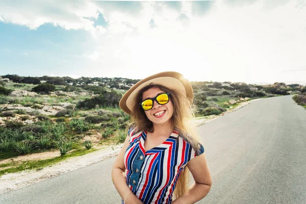 Gelukkig lachende vrouw op vakantie met zon hoed en bril. — Stockfoto