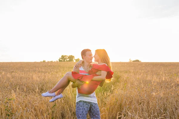 Romantický šťastný pár v přírodě při západu slunce, muž a žena v lásce — Stock fotografie