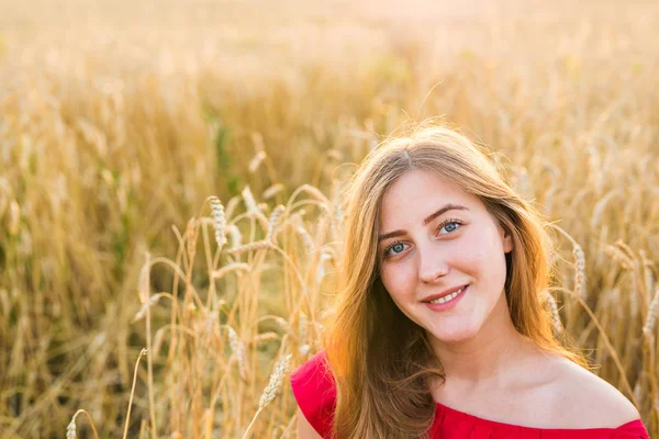 Brillante retrato de la joven feliz en el campo de verano — Foto de Stock