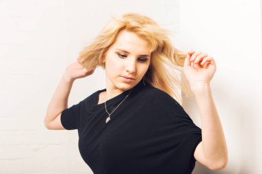 Seksi sarışın kadın aşağı bakıyor