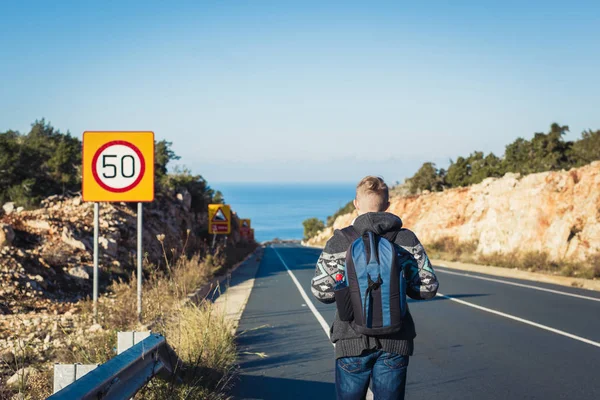 Autoestop viajero en la ruta — Foto de Stock