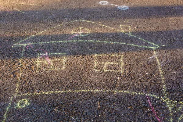 Barnens teckningar av kritor på trottoaren — Stockfoto