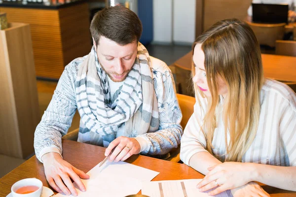 Hombres y mujeres freelancers discutiendo ideas y tomando notas — Foto de Stock