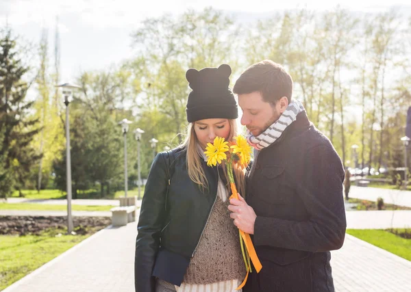 Podobizna romantická muže dát ženě květiny — Stock fotografie