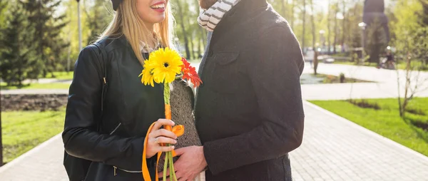 Fechar-se de mulher grávida com marido — Fotografia de Stock