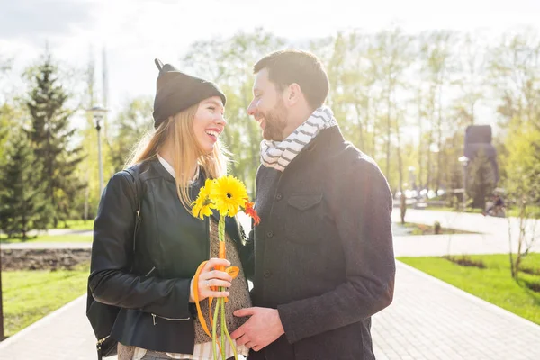 Hamile kadınla kocası ve gerbera buketi — Stok fotoğraf