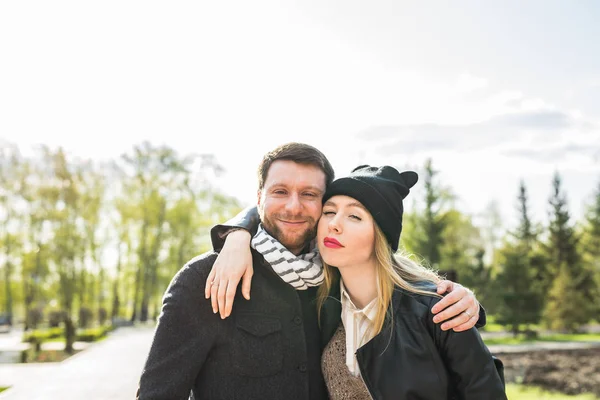 Junge Outdoor-Mode Porträt eines schönen Paares auf der Straße — Stockfoto