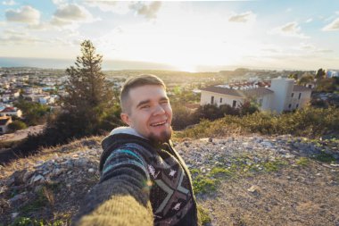 Yakışıklı sakallı adam alarak selfie. Mutlu öğrenci komik resim onun blog için yapar.