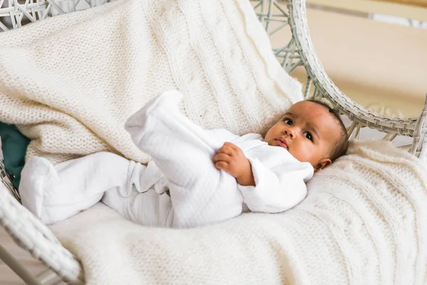 可爱的非洲裔美国宝宝男孩在室内躺 — 图库照片