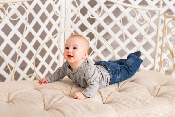 Adorable bebé en el dormitorio blanco y soleado. Niño recién nacido. Guardería infantil para niños pequeños. Mañana familiar en casa . —  Fotos de Stock