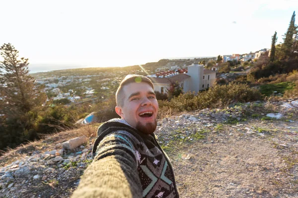 Un bel homme barbu prenant du selfie. Étudiant heureux fait drôle de photo pour son blog . — Photo