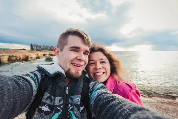 젊은 행복 한 커플 휴가 바다 근처에 selfie 사진 복용. — 스톡 사진