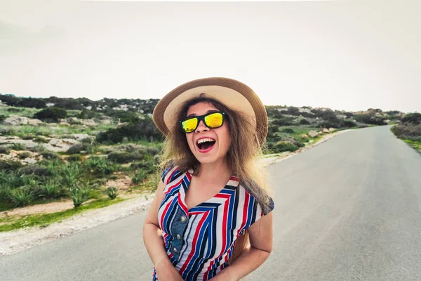 Portret van Happy Fashion vrouw in zonnebril close-up. Trendy meisje glimlachend in de zomer. — Stockfoto